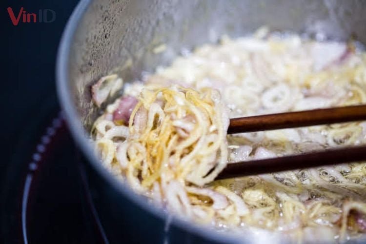 Hành tím phi vàng giòn rắc lên bánh mướt Nghệ An