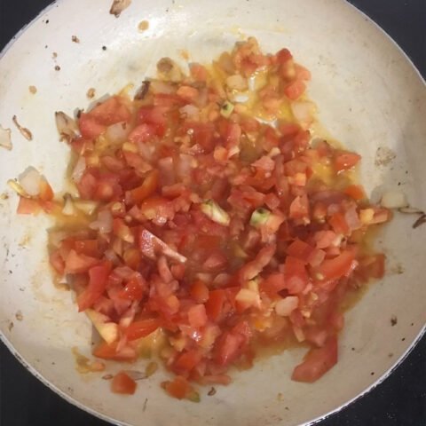 Hành tím thơm lừng trong chảo dầu chuẩn bị làm sốt mì Ý thập cẩm xào