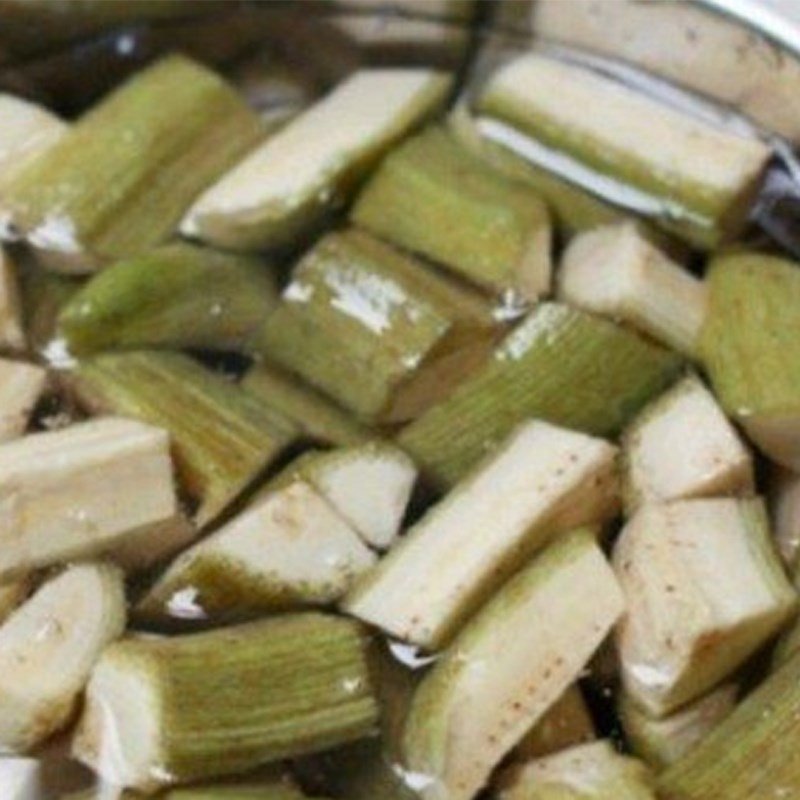 Hành tím và nghệ tươi băm nhỏ để chuẩn bị các nguyên liệu