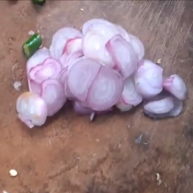 Hành tím và tỏi băm nhỏ để phi thơm khi xào củ cải khô