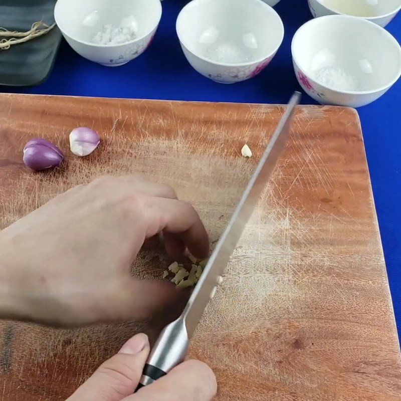 Hành tím và tỏi băm nhỏ, nguyên liệu phụ cho óc bò cho bé