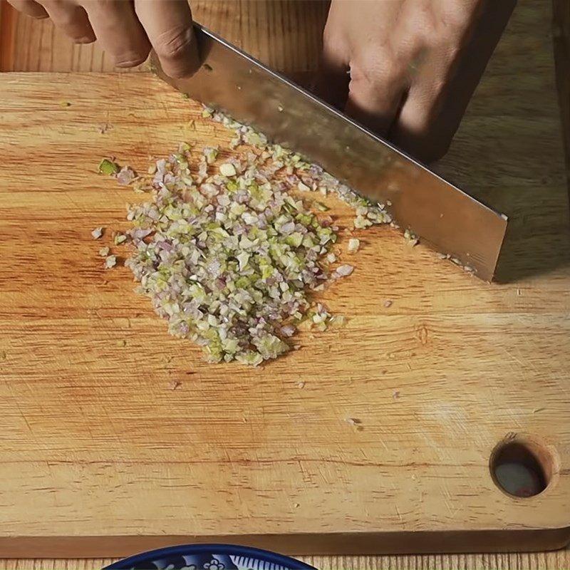 Hành tím và tỏi được băm nhuyễn, sẵn sàng cho công đoạn ướp thịt lợn