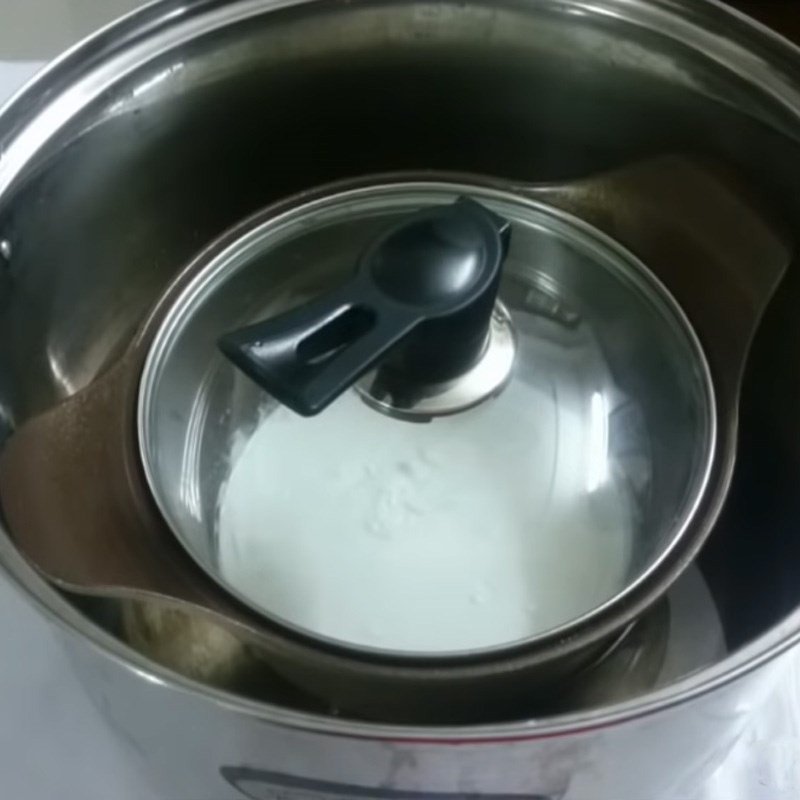 Hấp chín bột vỏ bánh mochi đậu đỏ trong nồi, tạo độ trong và dai.