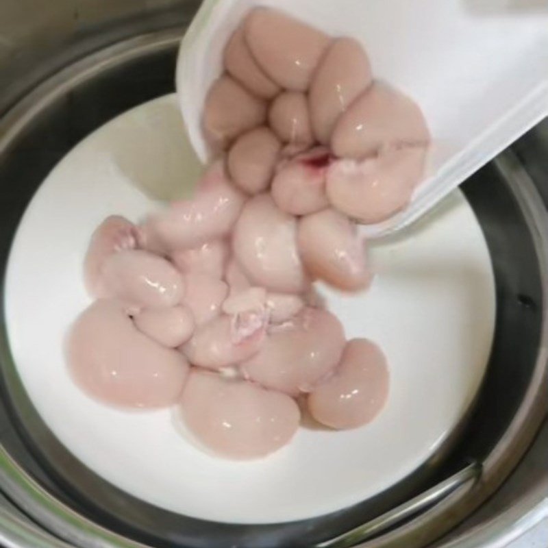 Hấp kê gà với hành gừng trong nồi