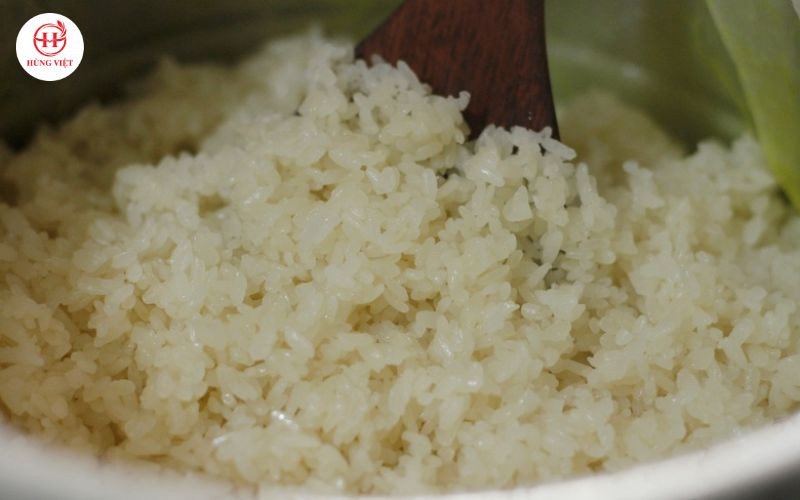 Hấp lại xôi với khăn ẩm, cách giữ xôi mềm dẻo trước khi dùng