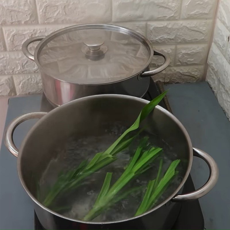 Hấp lớp bánh da lợn màu xanh đầu tiên