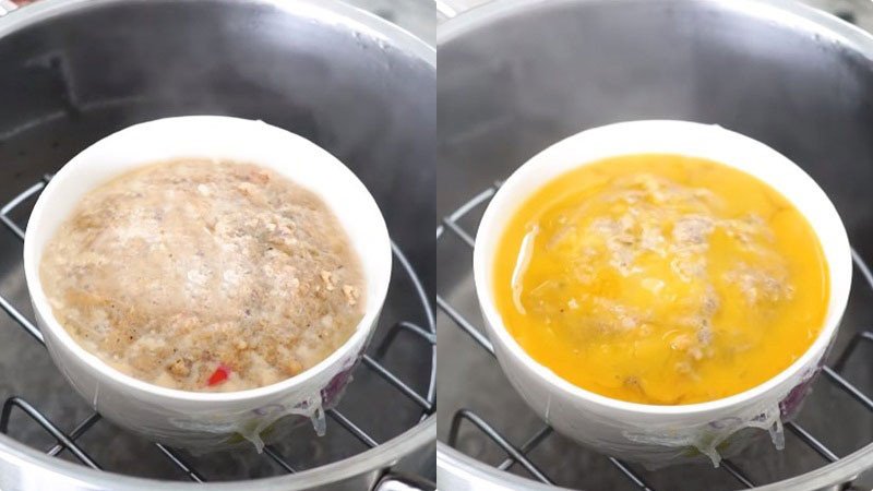 Hấp mắm cá lóc chưng thịt trong nồi, phết lòng đỏ trứng lên bề mặt để tạo màu sắc bắt mắt