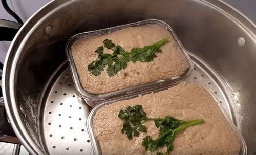 Hấp pate thịt lợn bằng khuôn để đạt độ chín đều và thơm ngon
