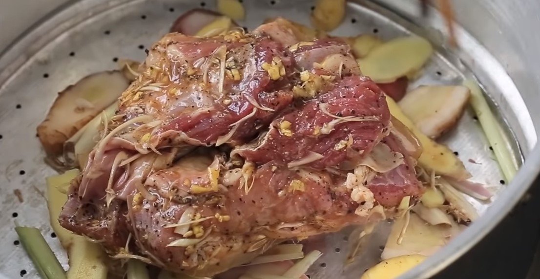 Hấp thịt bê trên lớp sả, gừng, riềng thơm lừng