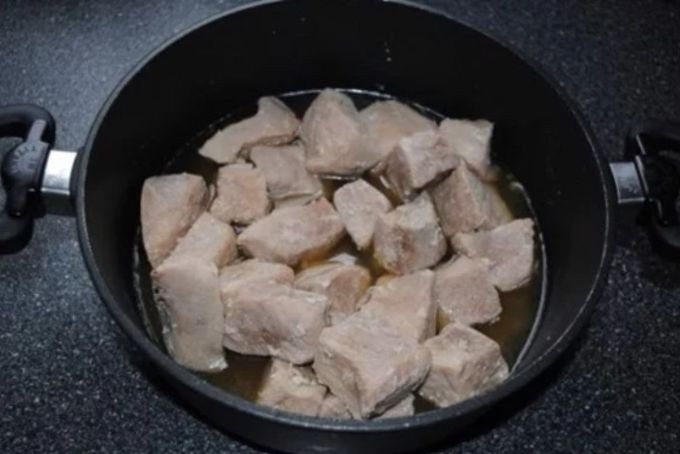 Hấp thịt lợn đã ướp gia vị để làm ruốc