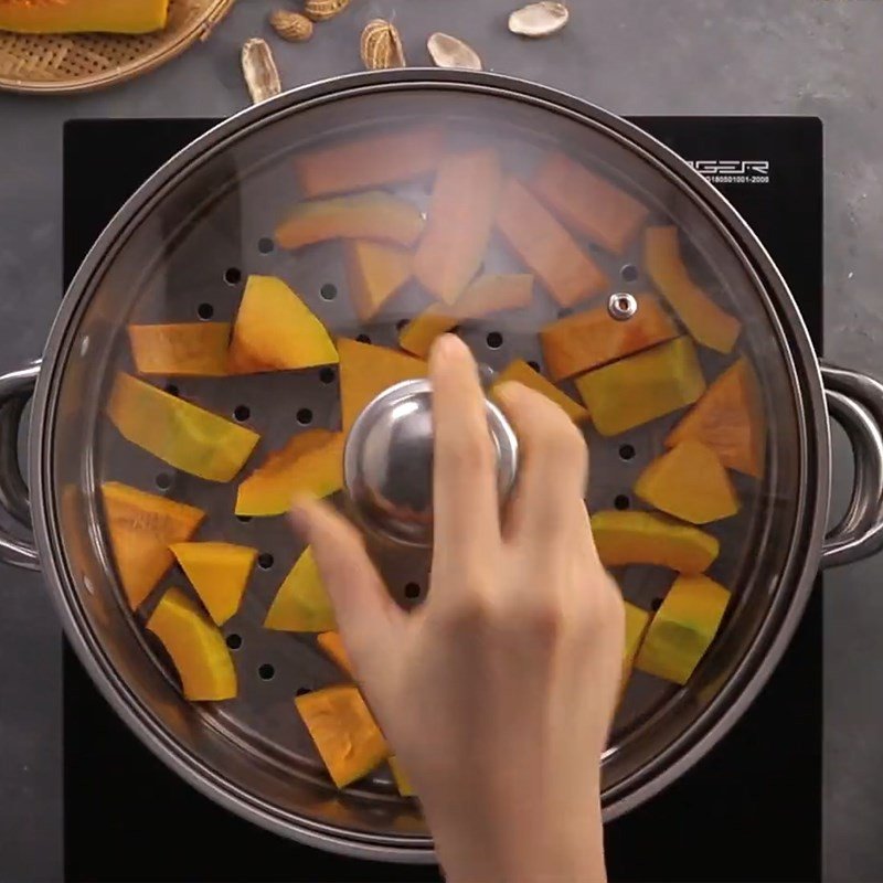 Hấp và nghiền bí đỏ làm chè