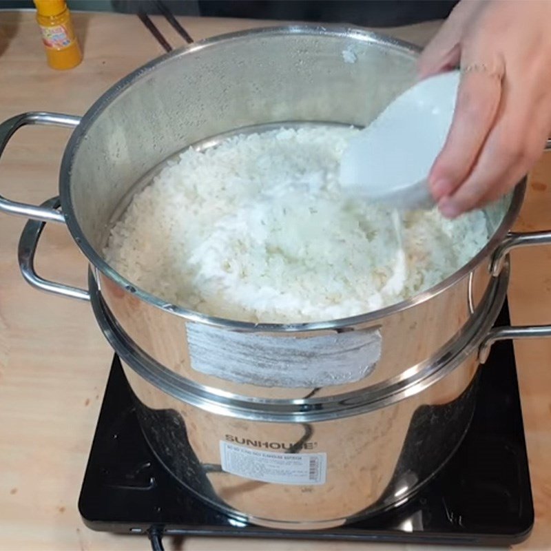 Hấp xôi dẻo thơm trong nồi xửng, tạo lỗ thông hơi giúp xôi chín đều