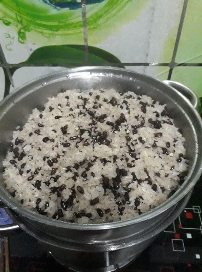 Hấp xôi đỗ đen trong nồi hấp