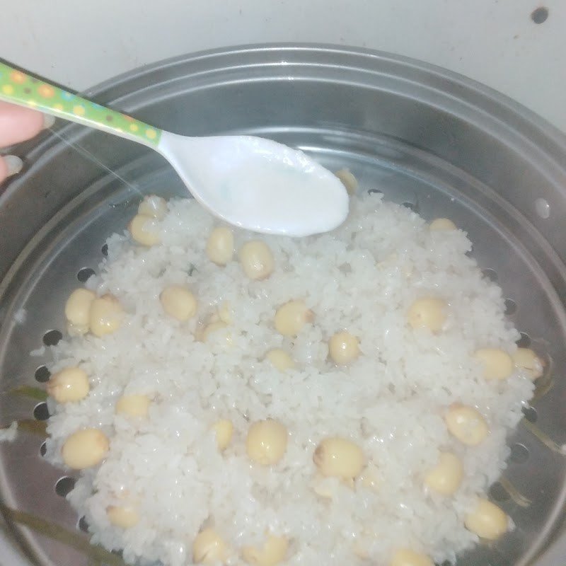 Hấp xôi hạt sen khô trên xửng hấp