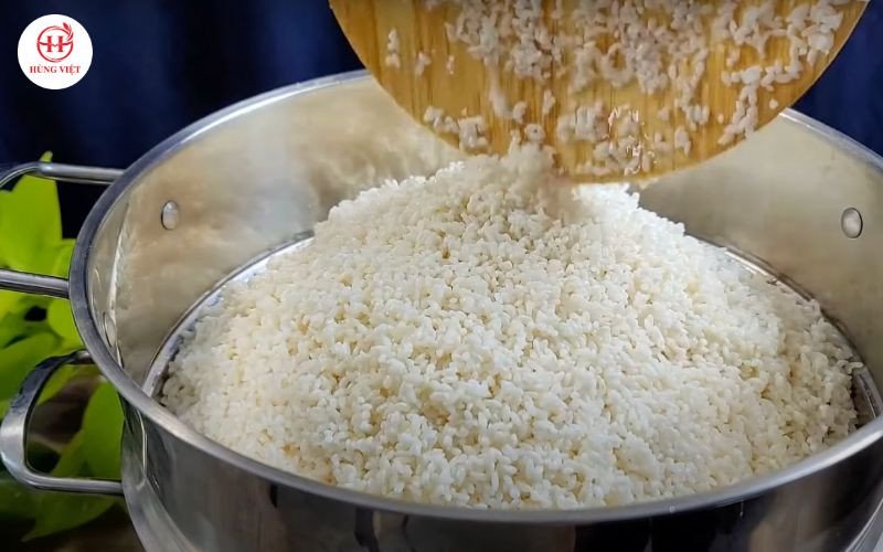 Hấp xôi lần đầu trong xửng, bước quan trọng trong cách nấu xôi để lâu không bị cứng