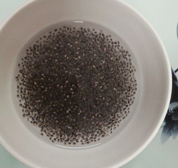 Hạt chia đang ngâm nở trong nước, chuẩn bị cho món sương sáo