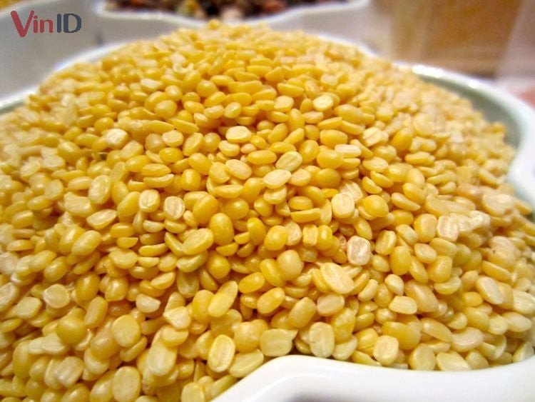 Hạt đậu xanh đã cà vỏ vàng ươm chuẩn bị nấu chè bà ba