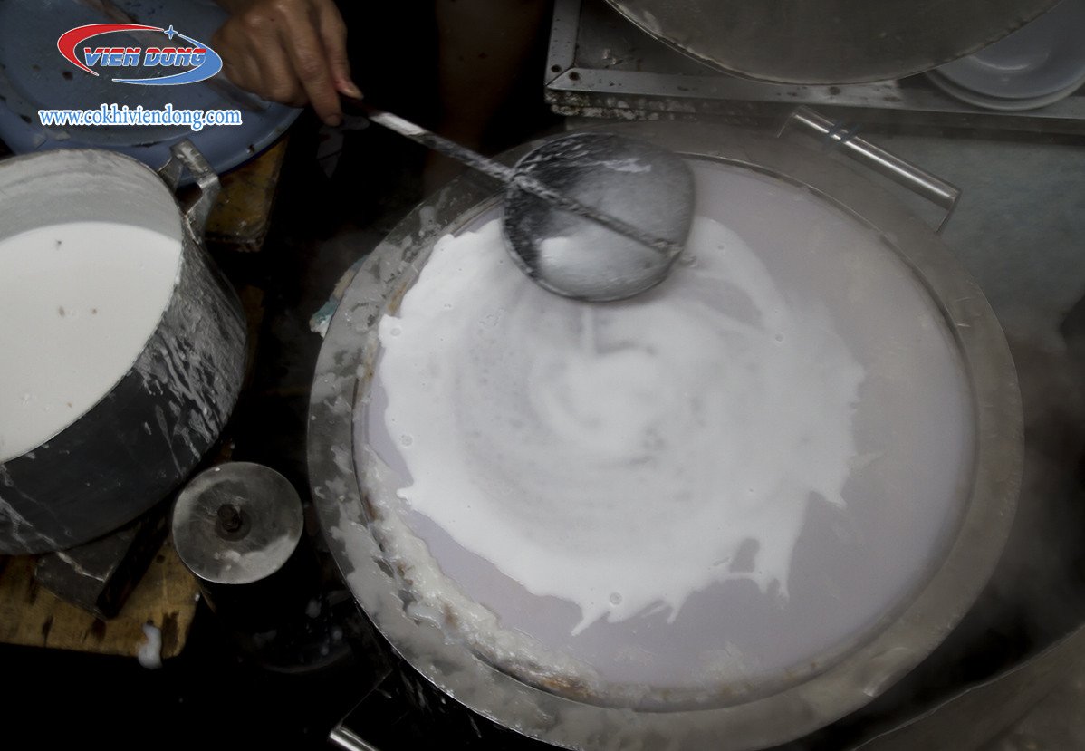 Hạt gạo đang được ngâm trong nước, bước quan trọng trong công thức pha bột bánh cuốn chuẩn vị.