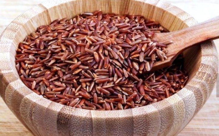 Hạt gạo lứt đỏ thô và đã nấu chín minh họa giá trị dinh dưỡng