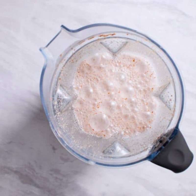 Hạt hạnh nhân và hạt lanh đã ngâm được cho vào máy xay sinh tố cùng nước để tạo thành sữa hạt lanh