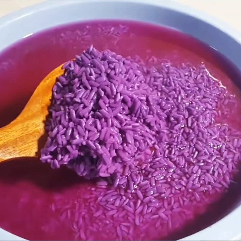 Hạt nếp cẩm tím sau khi ngâm nước lá cẩm chuẩn bị hấp