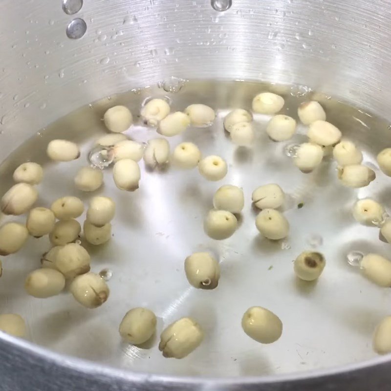 Hạt sen đã mềm và nước dùng sôi nhẹ, sẵn sàng cho các bước tiếp theo của món chè