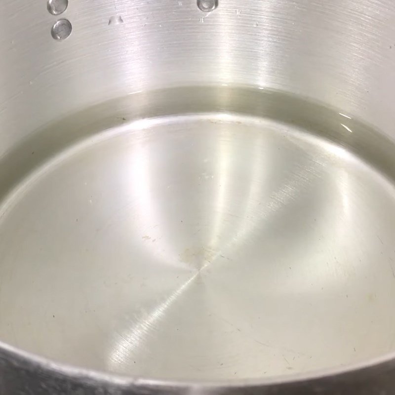 Hạt sen tươi đang được đun sôi trong nồi, chuẩn bị nấu chè cốm