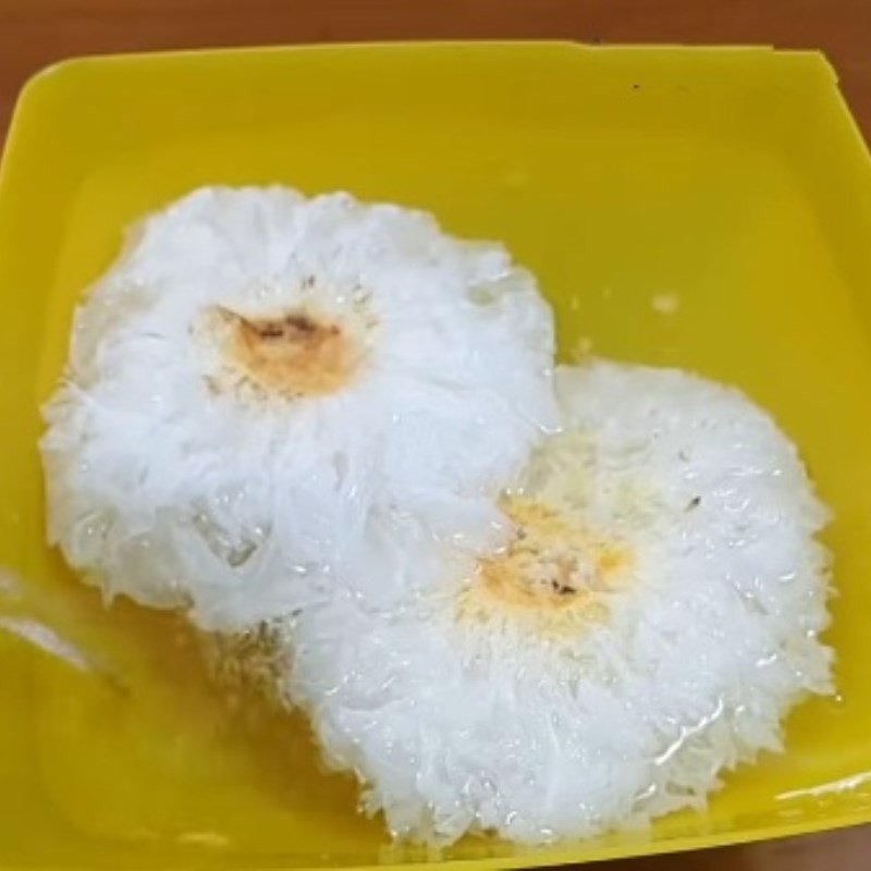 Hạt sen tươi đang được sơ chế để loại bỏ tim sen, chuẩn bị nấu chè nấm tuyết