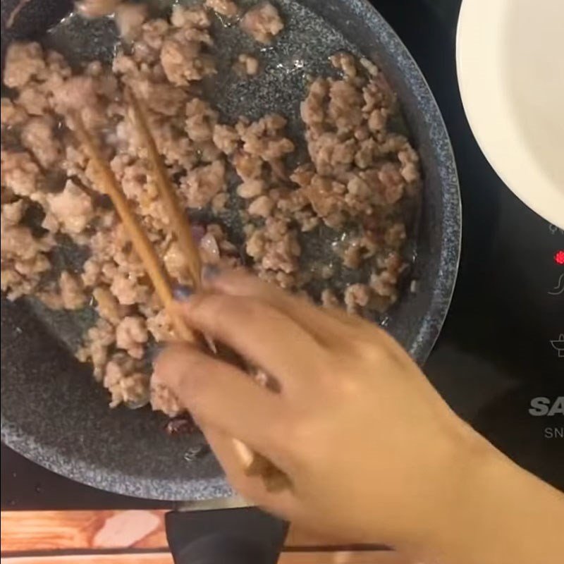 Hàu tươi đang được xào trên chảo nóng