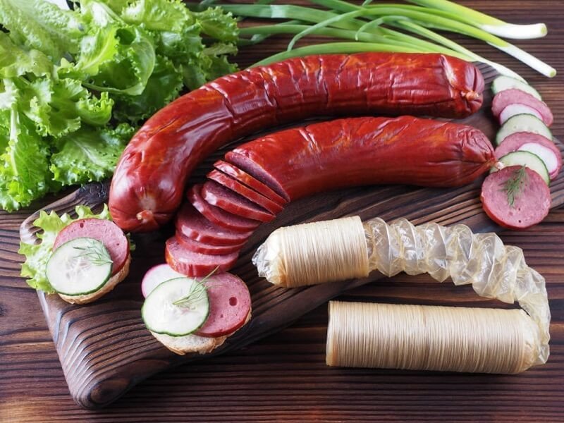 Hình ảnh các loại xúc xích được đóng gói cẩn thận, minh họa việc chọn thương hiệu xúc xích đạt chuẩn