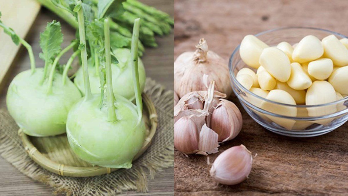 Hình ảnh các nguyên liệu tươi sống được sắp xếp trên thớt gỗ, bao gồm củ su hào đã gọt vỏ, tỏi băm, rau mùi, dầu hào và các loại gia vị cơ bản