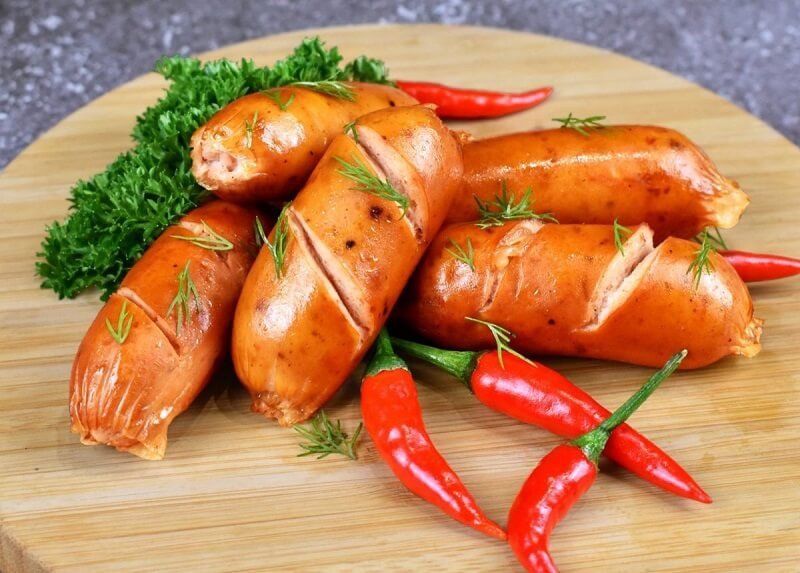 Hình ảnh cân bằng các loại thực phẩm trong khẩu phần ăn để đảm bảo sức khỏe, tránh ăn quá nhiều xúc xích