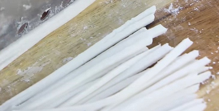 Hình ảnh cắt bột làm bánh canh ngọt