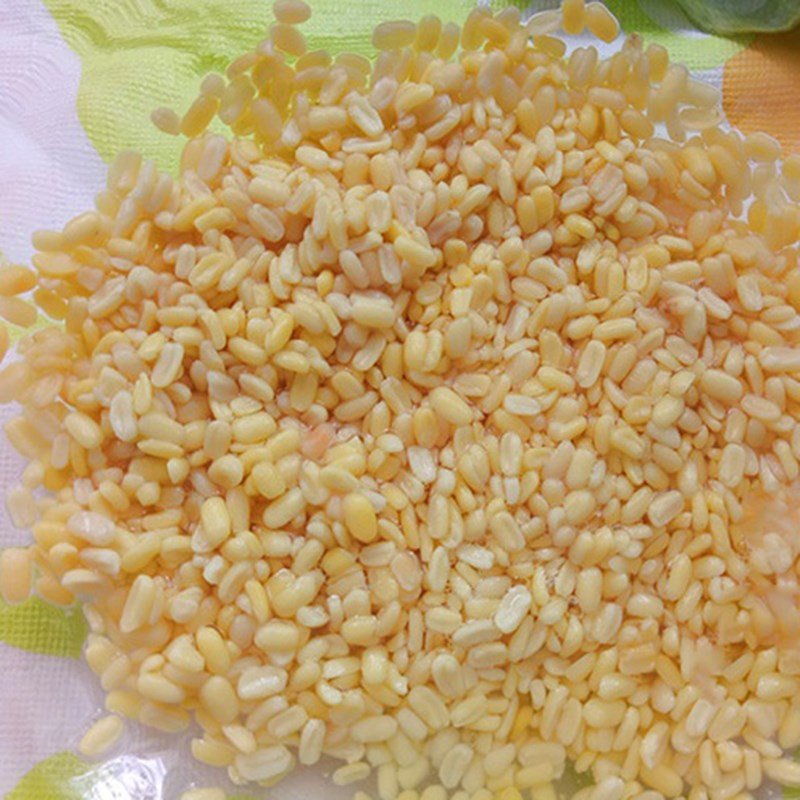 Hình ảnh cốm dẹp được sơ chế sạch sẽ để chuẩn bị nấu chè cốm