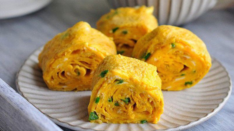 Hình ảnh đĩa 2 quả trứng rán vàng ươm, minh họa cho thắc mắc về 2 quả trứng rán bao nhiêu calo và cách chế biến ảnh hưởng đến lượng calo.