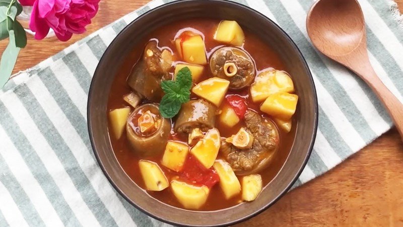 Hình ảnh đuôi bò hầm khoai tây sánh mịn