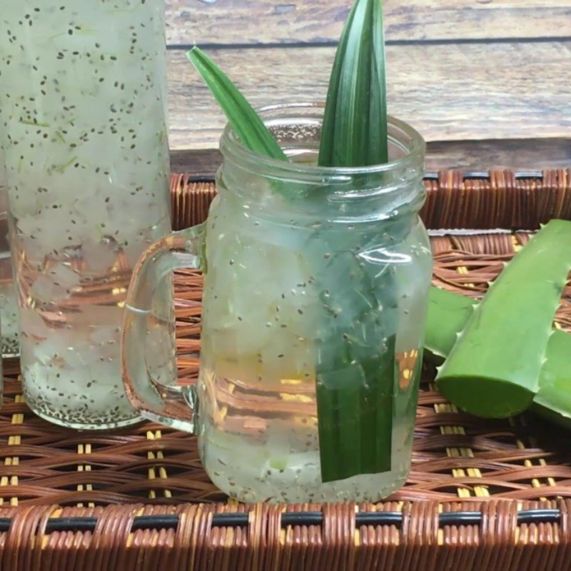 Hình ảnh hoàn thành món nha đam hạt chia đường phèn trong ly có đá