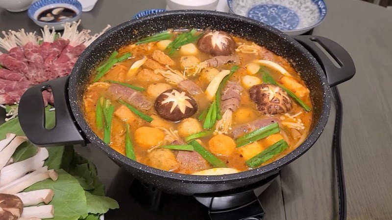 Hình ảnh lẩu đuôi bò kim chi chua cay hấp dẫn