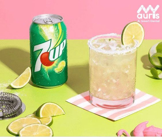 Hình ảnh ly nước 7UP pha chế cùng chanh và dâu tây, thể hiện sự sáng tạo với nước giải khát 7UP.