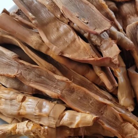 Hình ảnh măng khô đã sơ chế và thái sợi, sẵn sàng cho món miến gà măng khô