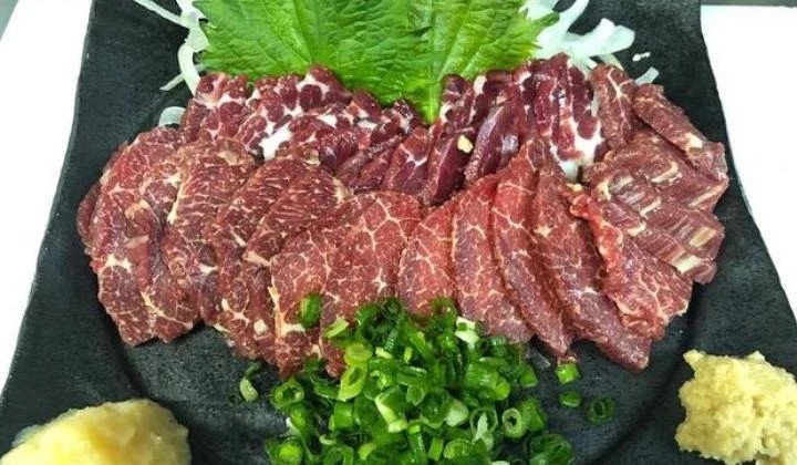 Hình ảnh miếng thịt ngựa tươi, sẫm màu, quyết định độ ngon của món xào thịt ngựa với rau răm