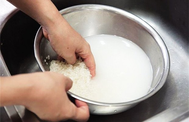 Hình ảnh minh họa quá trình vo gạo tấm cẩn thận để loại bỏ tạp chất, chuẩn bị cho cách nấu cơm tấm ngon