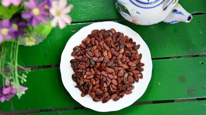 Hình ảnh mô tả cảm giác nóng trong người và mụn nhọt, vấn đề có thể gặp khi ăn hạt dưa không đúng cách