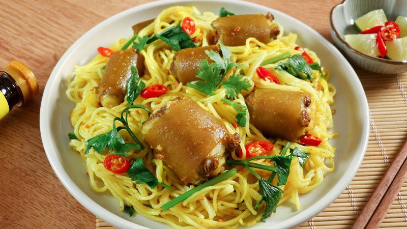 Hình ảnh món bún xào nghệ đuôi bò vàng óng