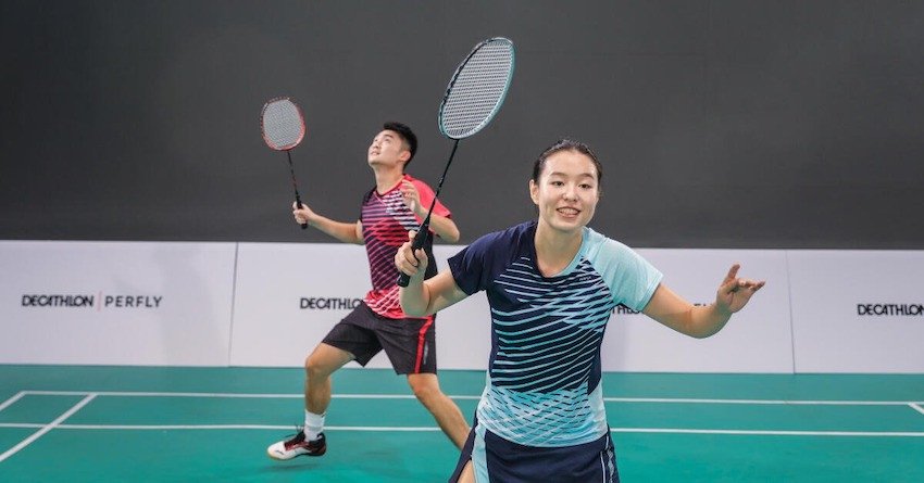 Hình ảnh một người đang đo nhịp tim hoặc smartwatch khi chơi cầu lông, thể hiện việc theo dõi vùng đốt mỡ