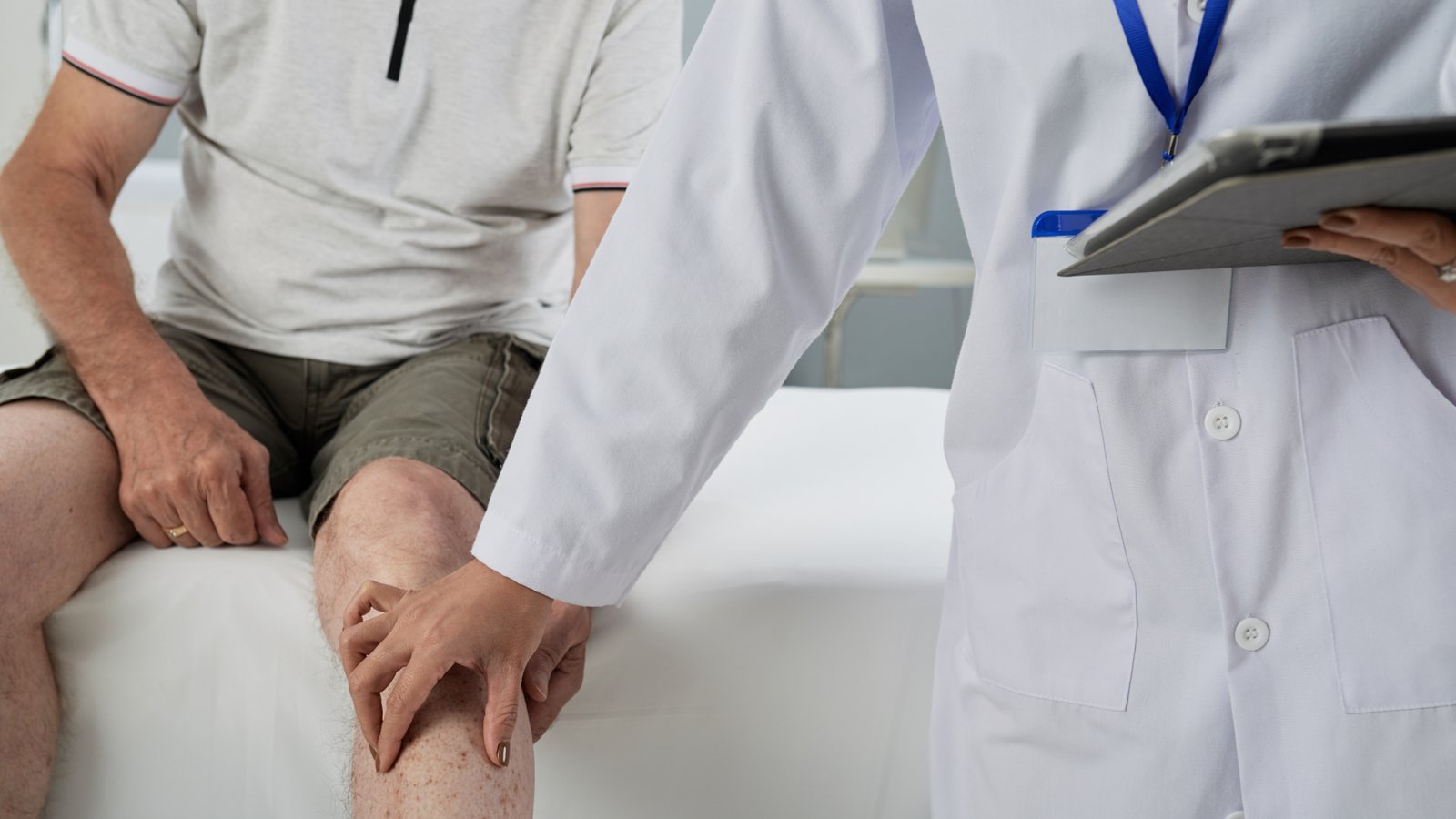 Hình ảnh người đang đau nhức khớp, biểu trưng cho bệnh Gout, một trong những tình trạng cần hạn chế món nem nướng nhiều purin.