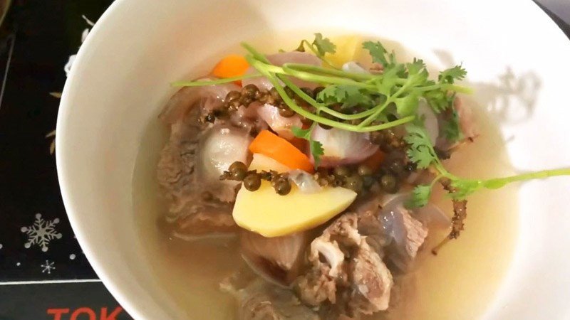 Hình ảnh nồi đuôi bò hầm tiêu xanh đậm đà