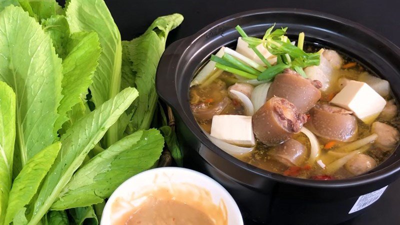 Hình ảnh nồi lẩu đuôi bò thuốc bắc nghi ngút khói