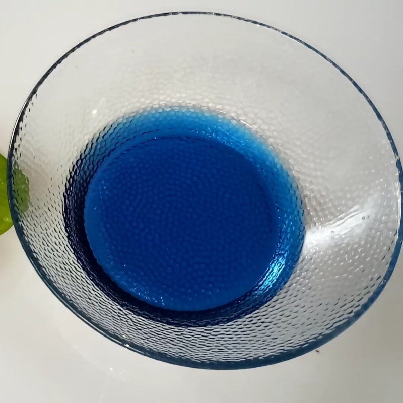 Hình ảnh sơ chế nha đam, hạt chia và ngâm hoa đậu biếc để lấy màu