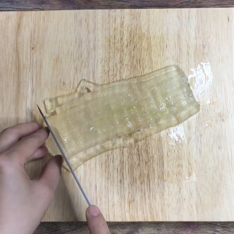 Hình ảnh sơ chế và cắt nha đam thành hạt lựu